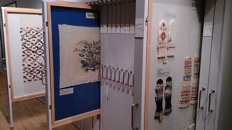 stående arkivskåp med textilier och sömnad