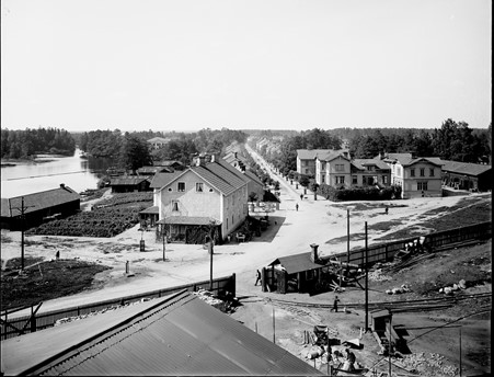 svartvit foto över bruksgata i forsbacka med vatten i bakgrunden