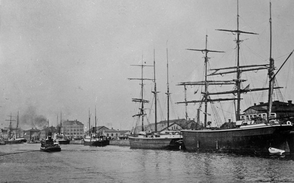 svartvit foto av skepp i gävle hamn