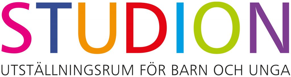Logo för studion men texten Studion utställningsrum för barn och unga.