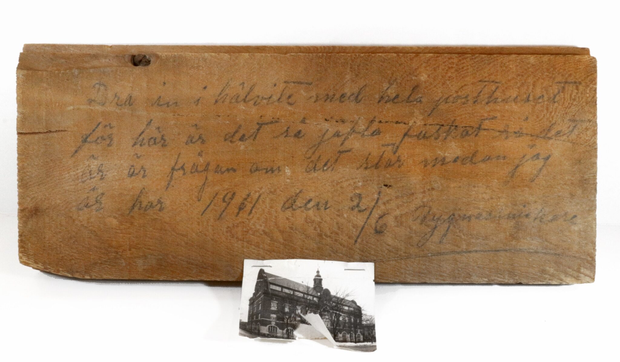 En brädbit med ett meddelande från en snickare som var med och byggde det nya posthuset i Gävle 1911.