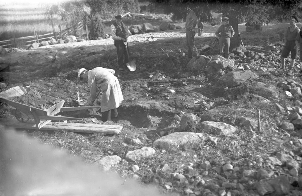 Studenter vid Läroverket gör arkeologisk utgrävning i ett Stenröse.
