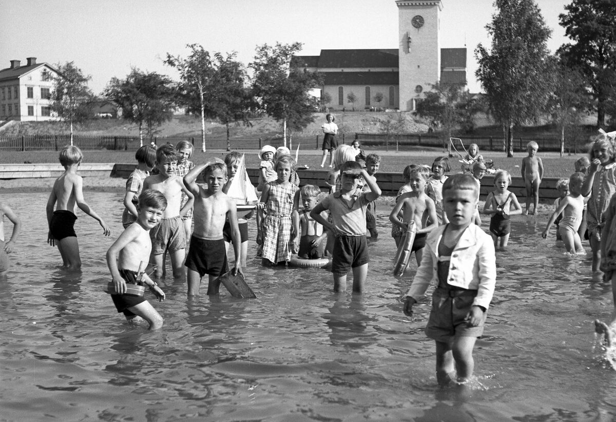 Barn som badar i en plaskfontän.