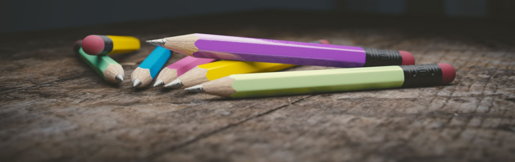 Bild på färgglada pennor
