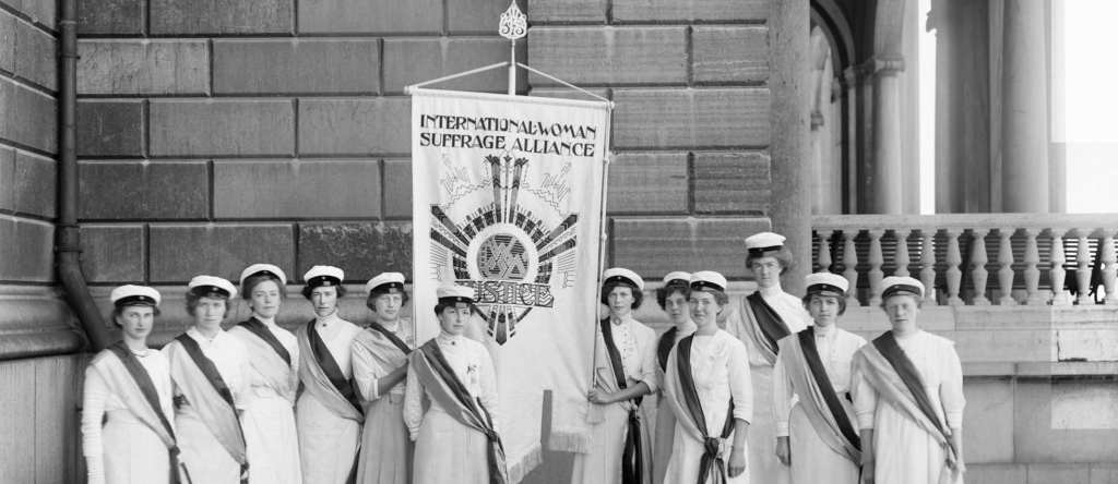 Bild på suffrageter som håller i IWSA fana, stockholm