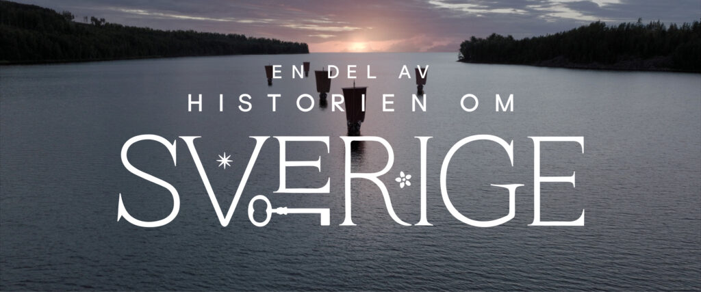 en sjö syns med seglande vikingafartyg. Över bilden ligger en logotyp som står Historien om sverige.