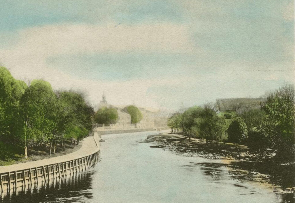 En äldre målning som visar Gavleån och stränderna strax nedanför Heliga trefaldighetskyrkan i Gävle