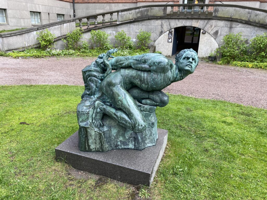 En bronsskulptur av en man.